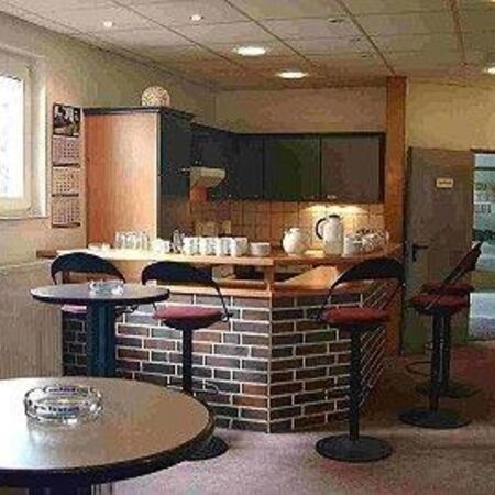 Ein Innenraum mit Theke und Sitzen