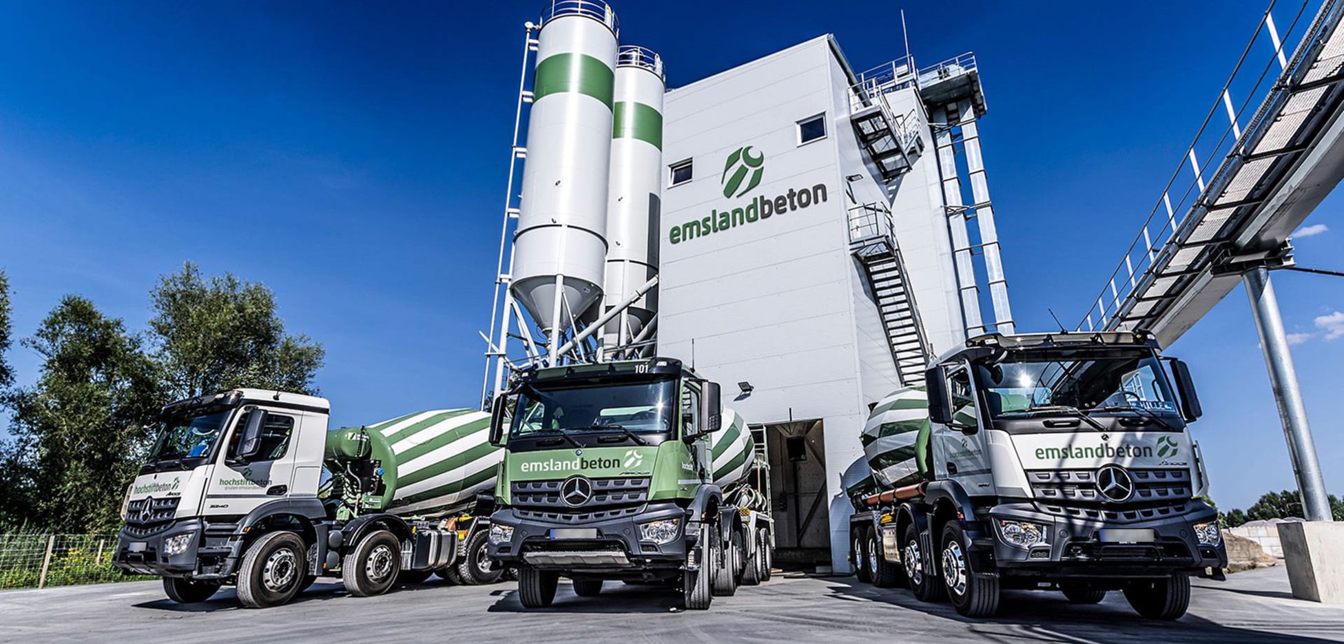 Drei Emslandbetonmischer LKW's vor einer Emsland Disposition