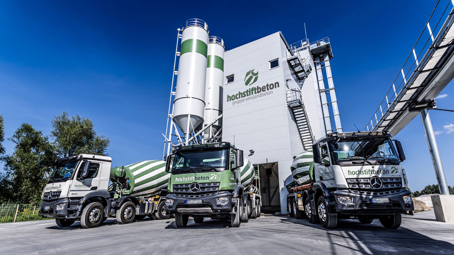 Drei Emslandbetonmischer LKW's vor einer Emsland Disposition